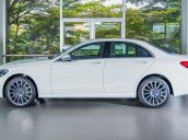 Cần bán Mercedes C300 AMG đăng ký 08.2018, màu trắng. Bảo hành dài đến 2021