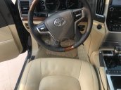 Bán Toyota LandCruiser VX đen, nội thất kem, xe sản xuất 2016, đăng ký 2016, đi 3 vạn