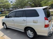 Cần bán xe Toyota Innova E 2013, màu bạc