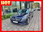 Bán xe Mercedes C200 xanh, nội thất kem, model 2017, cũ chính hãng