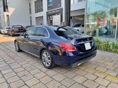 Bán xe Mercedes C200 xanh, nội thất kem, model 2017, cũ chính hãng