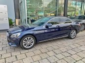 Bán xe Mercedes C200 xanh, nội thất kem, model 2017, cũ chính hãng