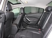 Bán Mazda 6 2.5AT Prenium đời 2016, full option, màu trắng, giá 770 triệu