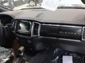 Bán Ford Everest mới 2.0L 4X4, nhập khẩu, bản SUV màu bạc, nội thất màu đen, xe 5 cửa 7 chỗ ngồi