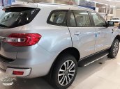 Bán Ford Everest mới 2.0L 4X4, nhập khẩu, bản SUV màu bạc, nội thất màu đen, xe 5 cửa 7 chỗ ngồi