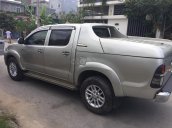 Cần bán Toyota Hilux 2014, máy dầu, số sàn, màu bạc, 2 cầu, nhập Thái Lan