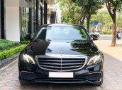 Bán gấp Mercedes E200 2019 cũ màu đen, chính chủ chạy lướt