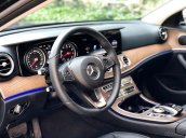 Bán gấp Mercedes E200 2019 cũ màu đen, chính chủ chạy lướt