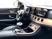 Bán gấp Mercedes E200 2019 cũ màu đen, chính chủ chạy lướt