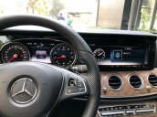 Bán gấp Mercedes E200 2019 cũ màu đen, chính chủ chạy lướt