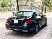 Bán gấp Mercedes E200 2019 cũ màu đen, chính chủ chạy lướt