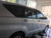 Cần bán Toyota Innova E đời 2017, xám