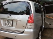 Cần bán xe Toyota Innova 2.0 AT năm 2010, màu bạc xe gia đình