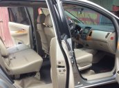 Cần bán xe Toyota Innova 2.0 AT năm 2010, màu bạc xe gia đình