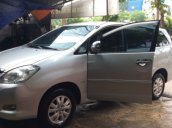 Cần bán xe Toyota Innova 2.0 AT năm 2010, màu bạc xe gia đình