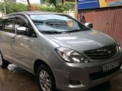 Cần bán xe Toyota Innova 2.0 AT năm 2010, màu bạc xe gia đình