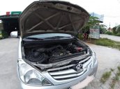 Cần bán Toyota Innova 2010, màu bạc xe gia đình