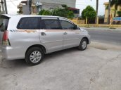 Cần bán Toyota Innova 2010, màu bạc xe gia đình