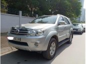 Bán xe Toyota Fortuner V AT 2010, màu bạc, chính chủ