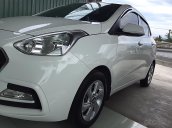 Bán Hyundai Grand i10 2017, màu trắng xe gia đình