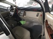 Cần bán lại xe Toyota Innova năm 2015, màu bạc số sàn