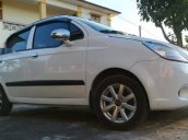 Cần bán Chevrolet Spark MT đời 2010, màu trắng, xe đẹp từ trong ra ngoài, máy móc êm