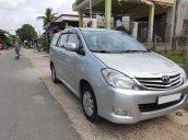 Cần bán xe Toyota Innova 2011, số sàn, màu bạc