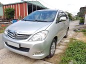 Cần bán xe Toyota Innova 2011, số sàn, màu bạc