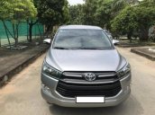 Cần bán xe Toyota Innova 2017 số sàn, màu bạc