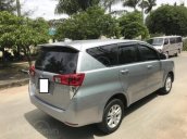 Cần bán xe Toyota Innova 2017 số sàn, màu bạc