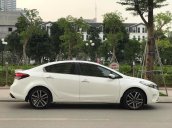 Cần bán xe Kia Cerato 2017 số tự động màu trắng