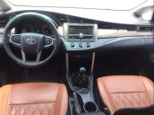 Xe Toyota Innova 2.0E năm 2016, màu bạc số sàn giá cạnh tranh