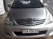 Cần bán xe Toyota Innova năm sản xuất 2011, màu bạc xe gia đình