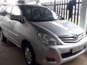 Cần bán xe Toyota Innova năm sản xuất 2011, màu bạc xe gia đình