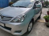 Gia đình bán xe Toyota Innova năm 2010, màu bạc, giá chỉ 415 triệu