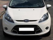 Gia đình cần bán Ford Fiesta 2011 Hatchback, số tự động, màu trắng