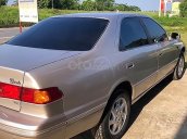 Cần bán gấp Toyota Camry 3.0 V6 đời 2001, màu vàng, nhập khẩu 