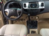 Cần bán xe Toyota Hilux năm 2014, màu bạc, nhập khẩu