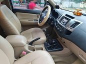 Cần bán Toyota Hilux sản xuất 2014, màu bạc, chính chủ