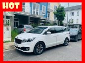 Bán xe Kia Sedona đời 2017, màu trắng, nội thất nâu, trả trước 400 triệu nhận xe ngay