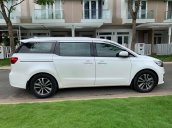 Bán xe Kia Sedona đời 2017, màu trắng, nội thất nâu, trả trước 400 triệu nhận xe ngay