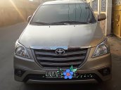 Gia đình bán Toyota Innova 2.0E năm 2014, màu vàng cát