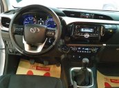 Bán xe Toyota Hilux năm 2018, màu bạc, giá 680tr