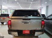 Bán xe Toyota Hilux năm 2018, màu bạc, giá 680tr