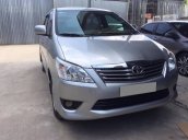 Cần bán xe Innova 2013, số sàn, màu bạc