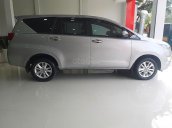 Cần bán gấp Toyota Innova 2.0E năm 2017, màu bạc số sàn, giá chỉ 690 triệu