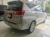 Cần bán gấp Toyota Innova 2.0E năm 2017, màu bạc số sàn, giá chỉ 690 triệu