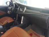 Cần bán gấp Toyota Innova 2.0E năm 2017, màu bạc số sàn, giá chỉ 690 triệu