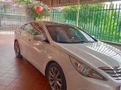 Gia đình bán Hyundai Sonata đời 2011, màu trắng, nhập khẩu