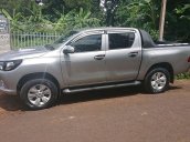 Bán xe Toyota Hilux 2016, màu bạc. Giá 570tr